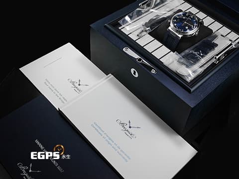 BREGUET 寶璣 Marine Hora Mundi 5557BB/YS/5WV 18K白金材質 波浪圖案面盤 海岸線世界地圖 子午線邊框藍寶石水晶頂層 可記憶兩個獨立時區,透過8點鐘方向按鈕切換時區 2023年保單 台灣公司貨 新錶參考訂價:2,613,000元 自動上鍊 43.9mm