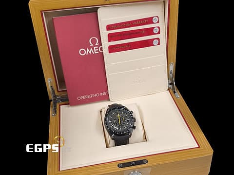 OMEGA 歐米茄 Speedmaster Apollo 8 超霸 阿波羅八號 黑色陶瓷材質 Dark Side of the Moon「月之暗面」鏤空面盤 31092445001001 計時碼表 登月錶 土星五號火箭小秒針 同軸擒縱 2024年保卡 手上鏈 44.25mm